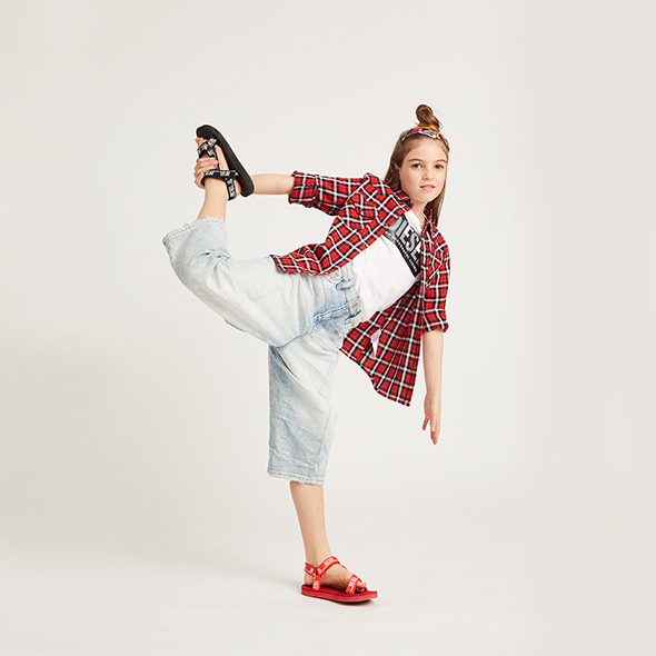 Girls’ wide fit jeans